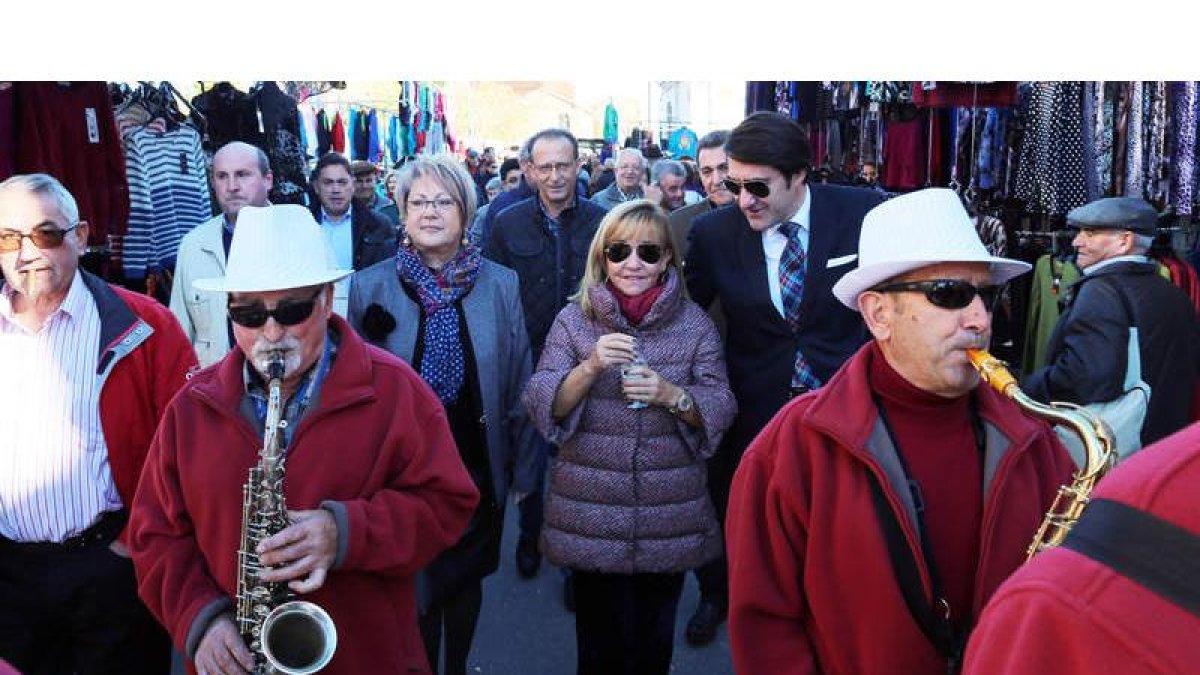 Díez, Carrasco y Suárez-Quiñones pasean por el mercadillo que rodea el recinto ferial, antes de la inauguración.