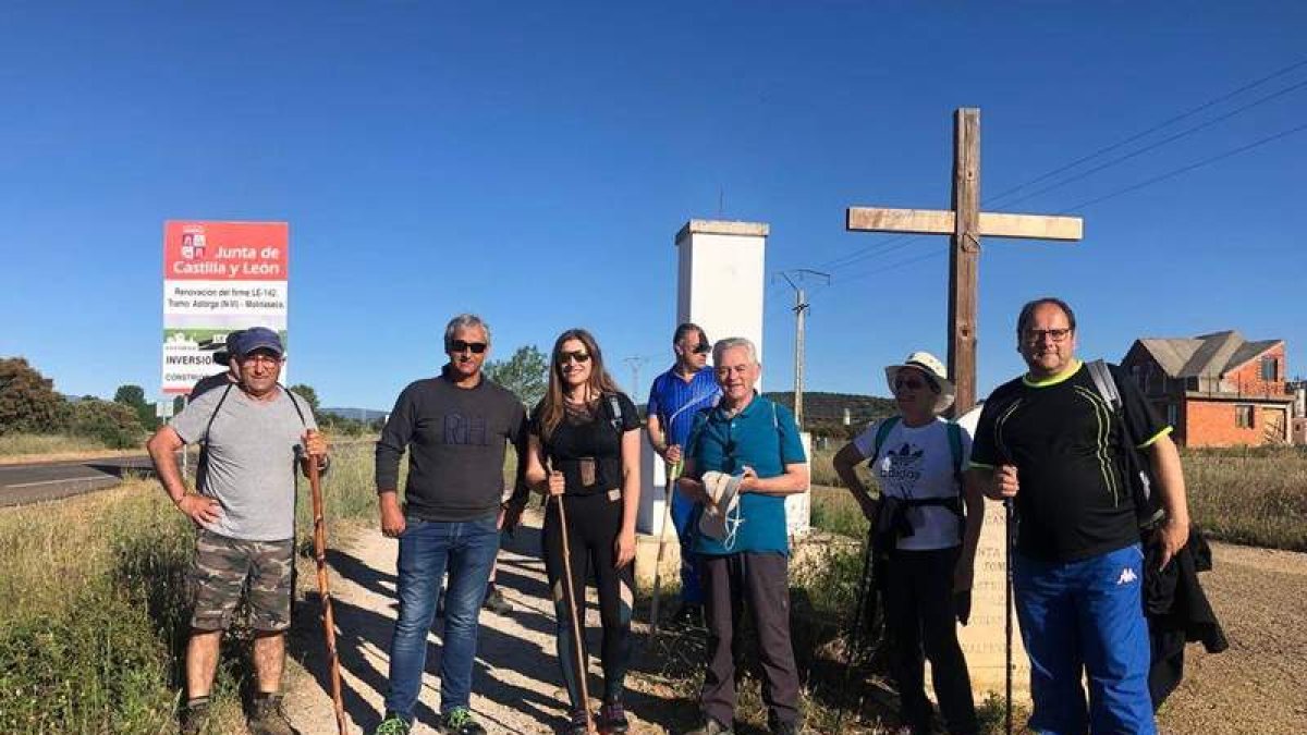 Ester Muñoz en uno de sus altos en el Camino acompañada por alcaldes y pedáneos. DL