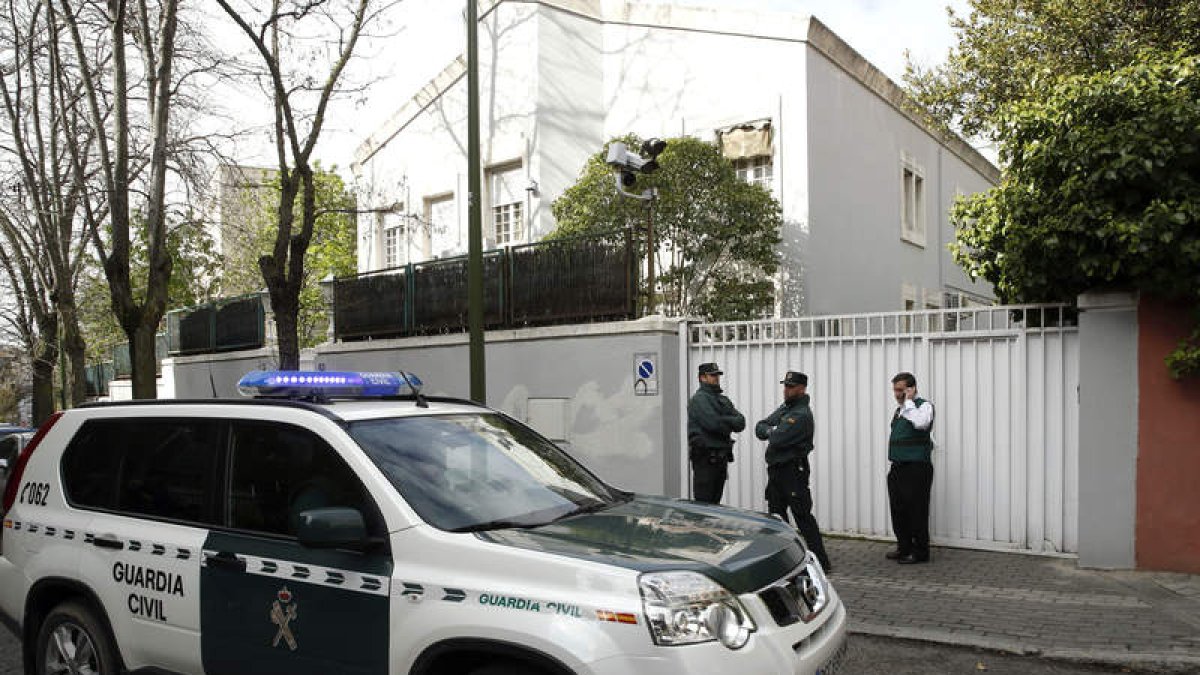 Agentes de la UCO de la Guardia Civil, en el domicilio familiar del ex presidente de Banesto. ÁNGEL DÍAZ