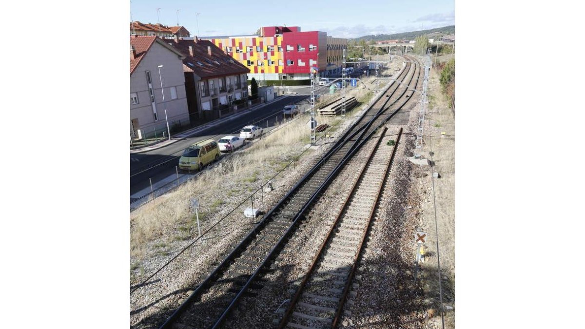 Las vías del tren dividen en dos el municipio de San Andrés. RAMIRO