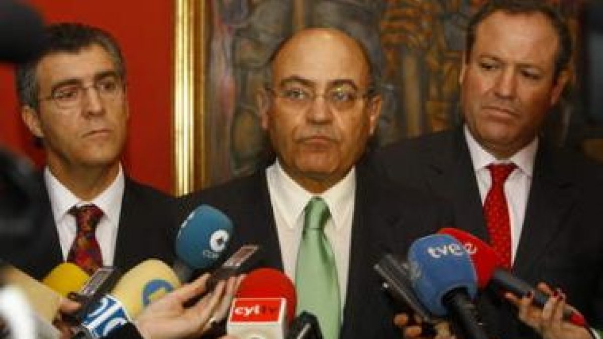 Díaz Ferrán, flanqueado por Javier Cepedano y Jesús Terciado, en el encuentro con los empresarios.