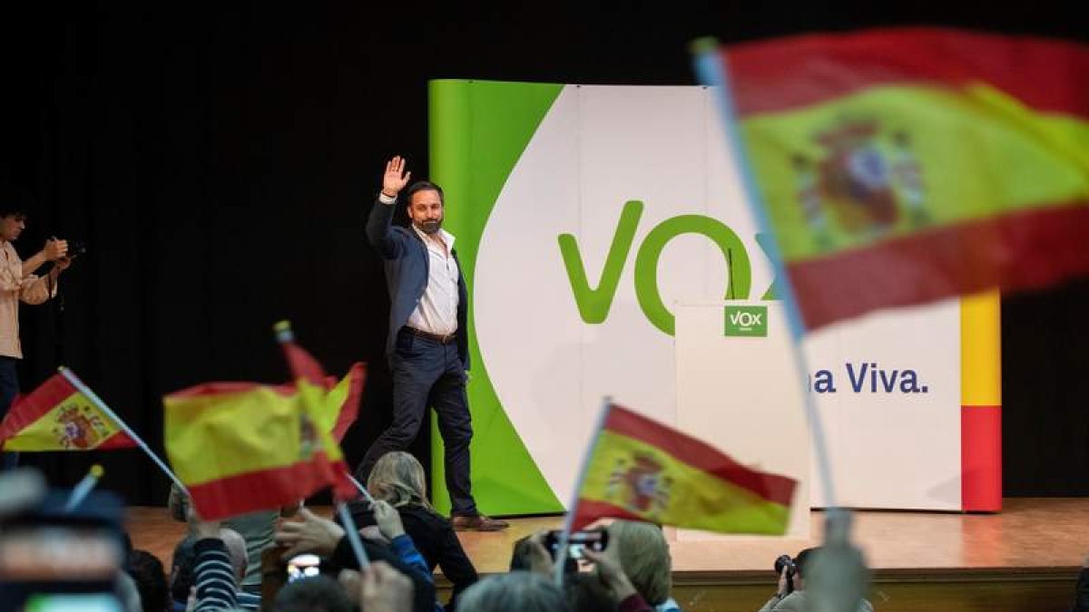 Santiago Abascal saluda durante el acto público que el partido celebró en Teruel. ANTONIO GARCÍA