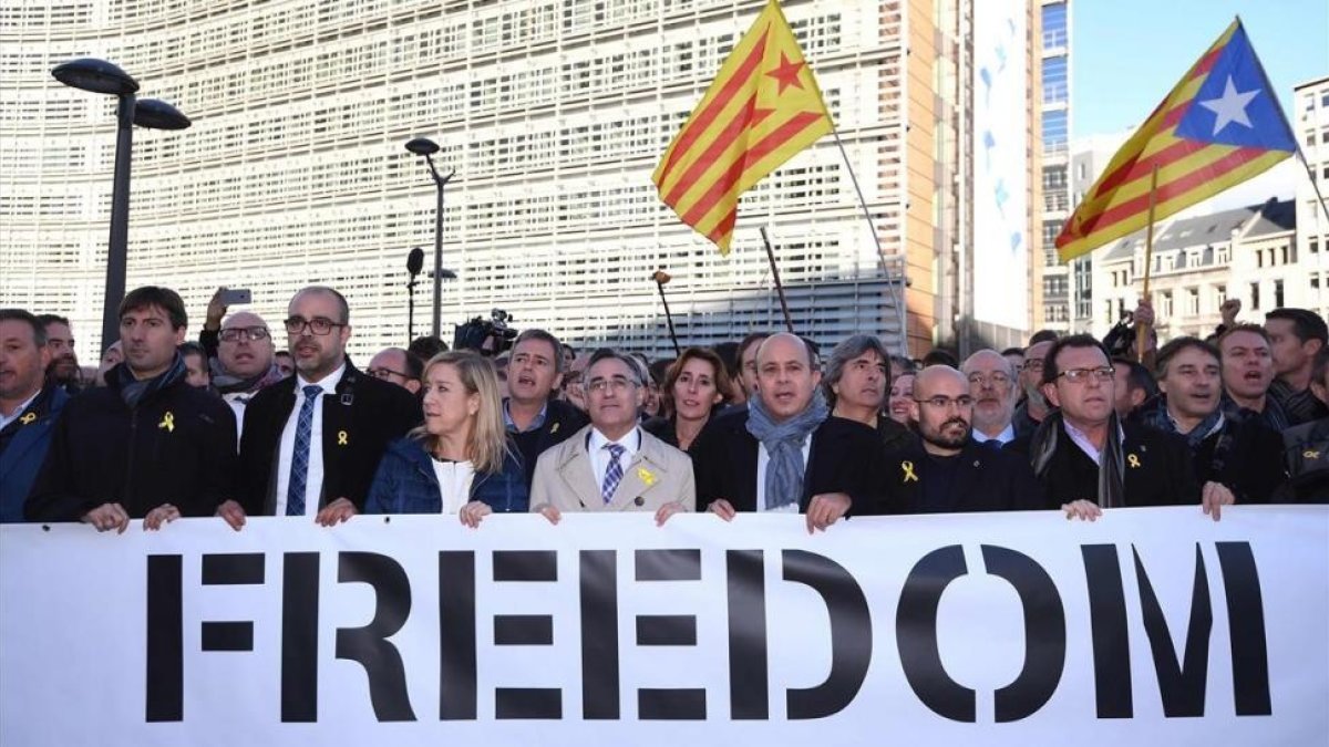 Alcaldes independentistas muestran, en Bruselas, su apoyo al Govern cesado.