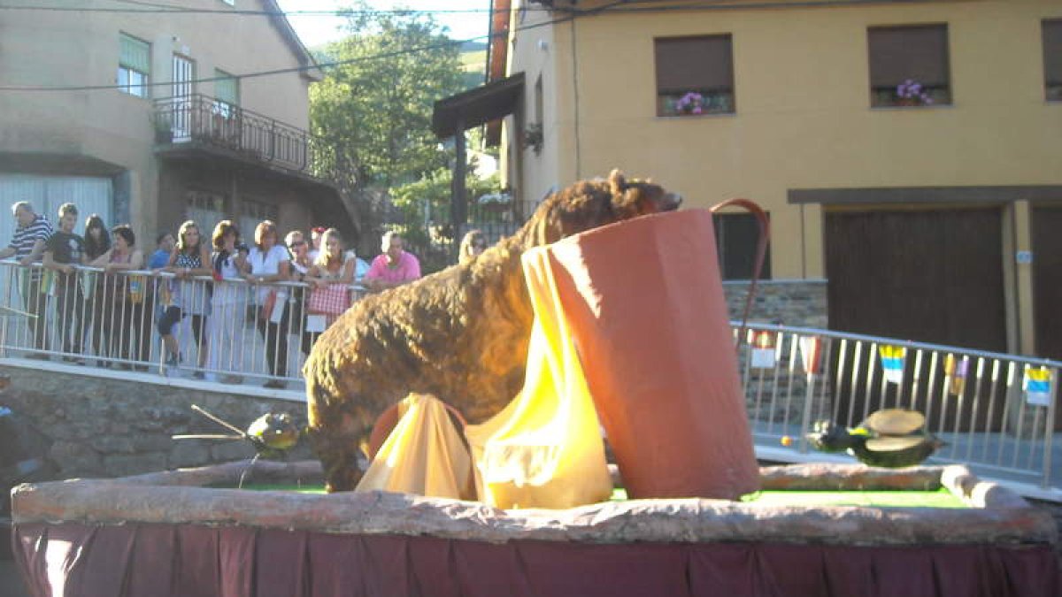 Una de las carrozas de las peñas que representa un oso sacando miel de una jarra.