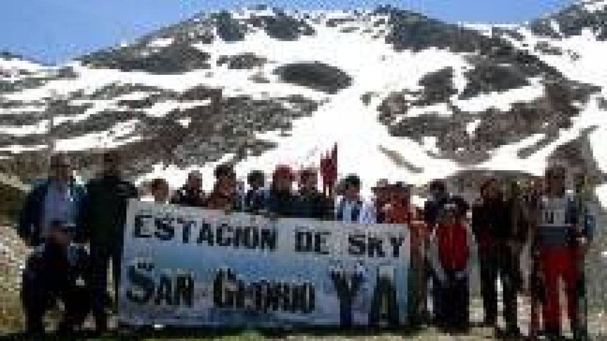 Participantes en el slalom reivindicativo de San Glorio, celebrado hace unos días aún con nieve