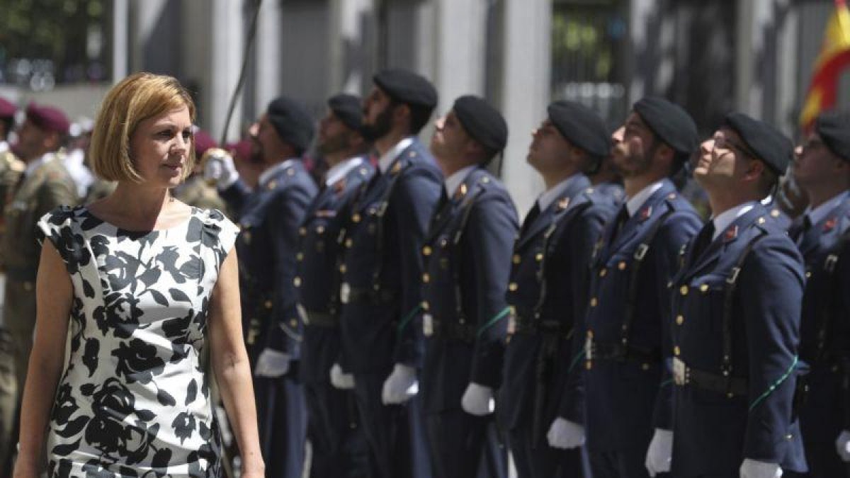 La titular de Defensa, María Dolores de Cospedal, el pasado julio, pasa revista durante un acto para celebrar el 40º aniversario de la creación del ministerio.