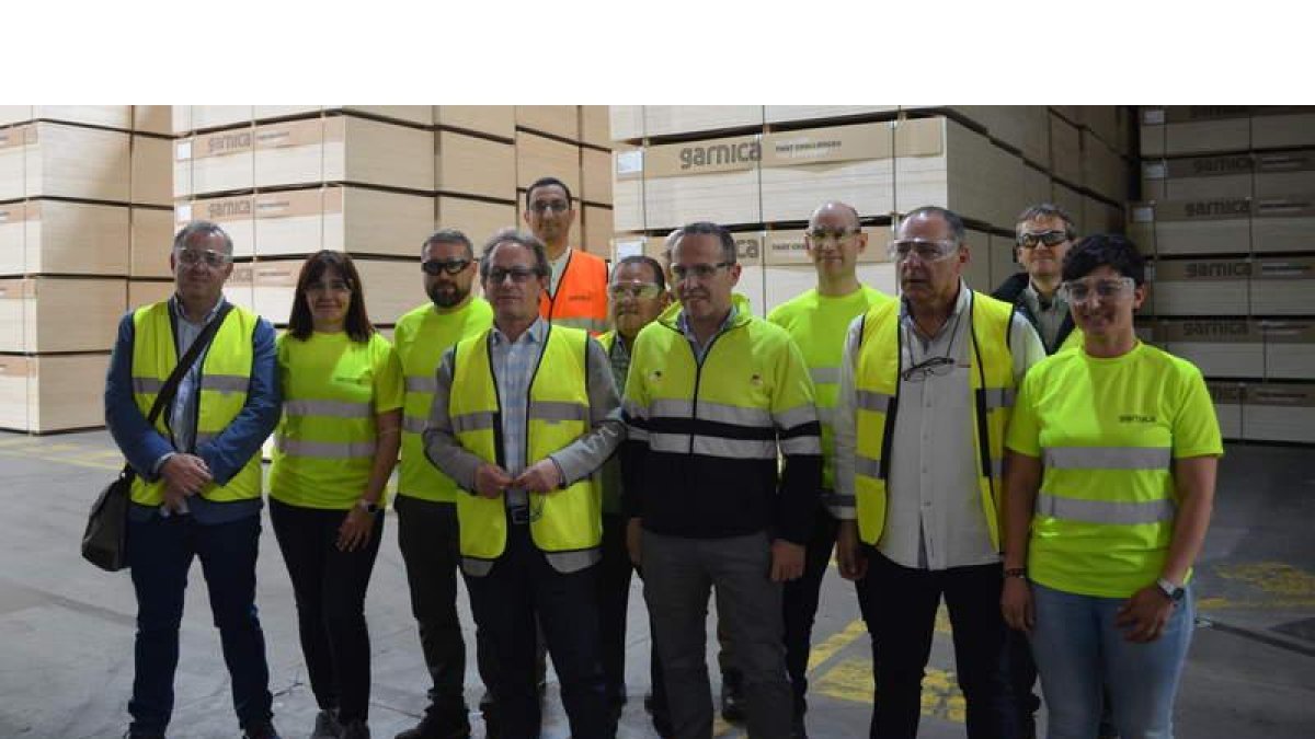 Imagen de los representantes de UGT y de Garnica en su visita a la fábrica de Valencia de Don Juan. MEDINA