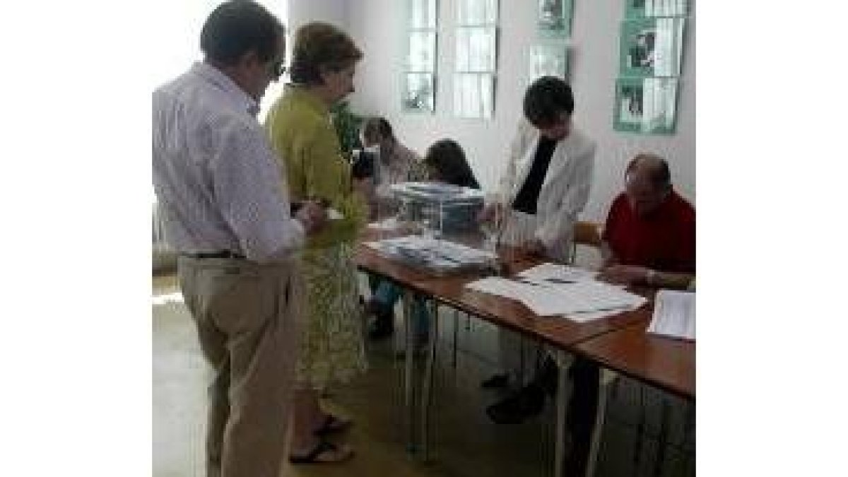 Dos leoneses votando en uno de los colegios de la capital provincial