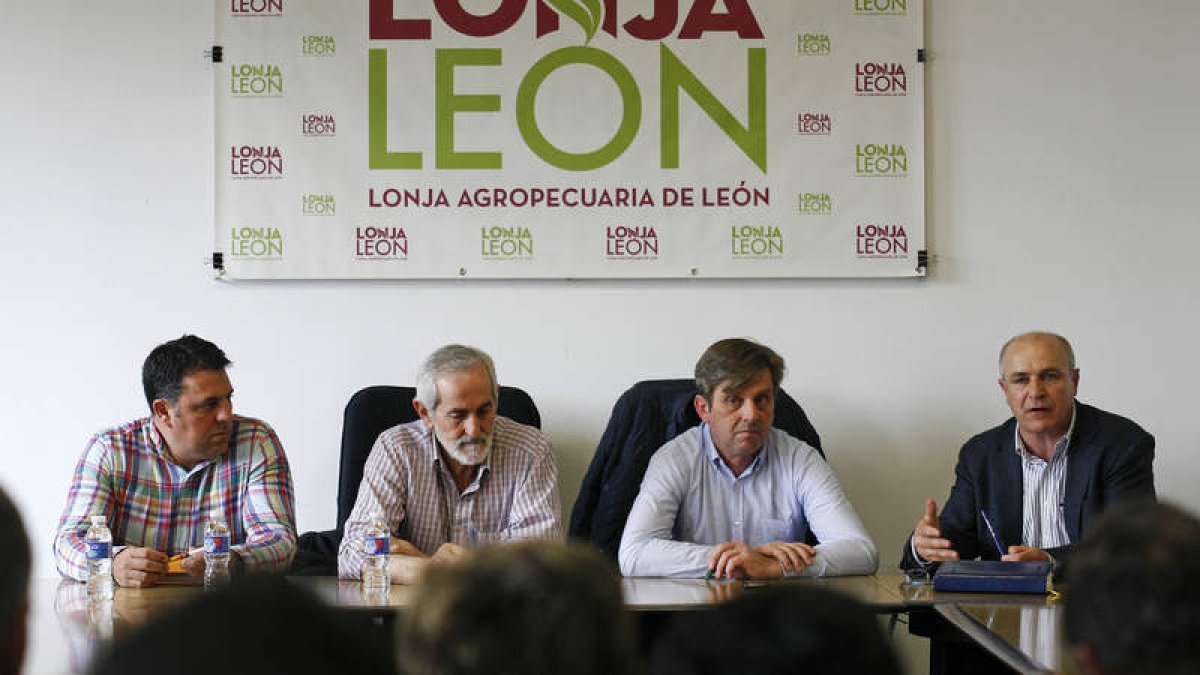 Castellano, Llorente, Vidal y Turrado, durante la reunión con los ganaderos. F. OTERO PERANDONES