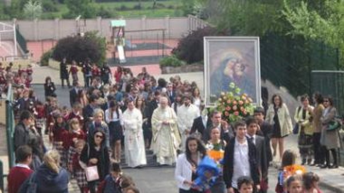 Un momento de la procesión con los alumnos y los profesores del colegio.