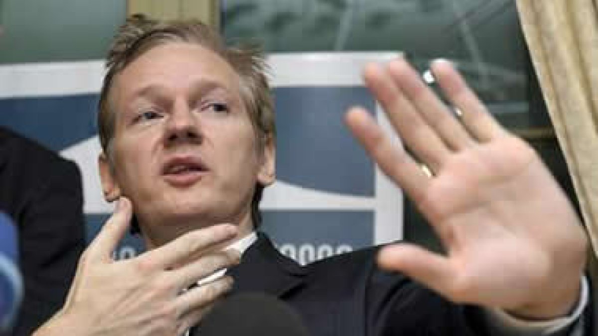 Arriba, Assange, en una rueda de prensa en noviembre.