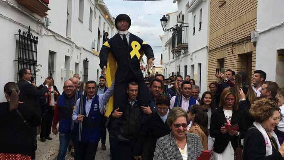 Vecinos de Coripe (Sevilla) portan el Judas Puigdemont que será posteriormente quemado.