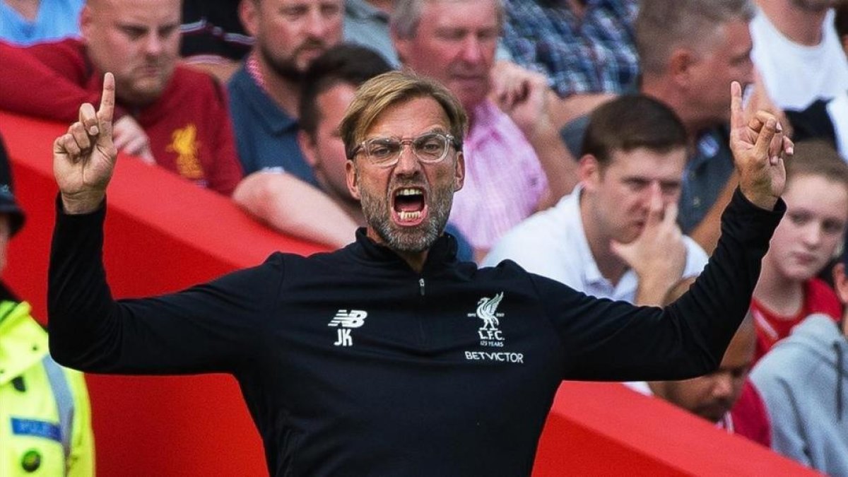 El técnico del Liverpool Jürgen Klopp da instrucciones durante el partido contra el Arsenal.