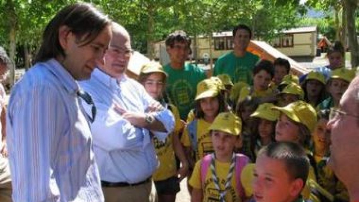 Sergio Montoya charla con algunos de los niños del campamento de Boñar.