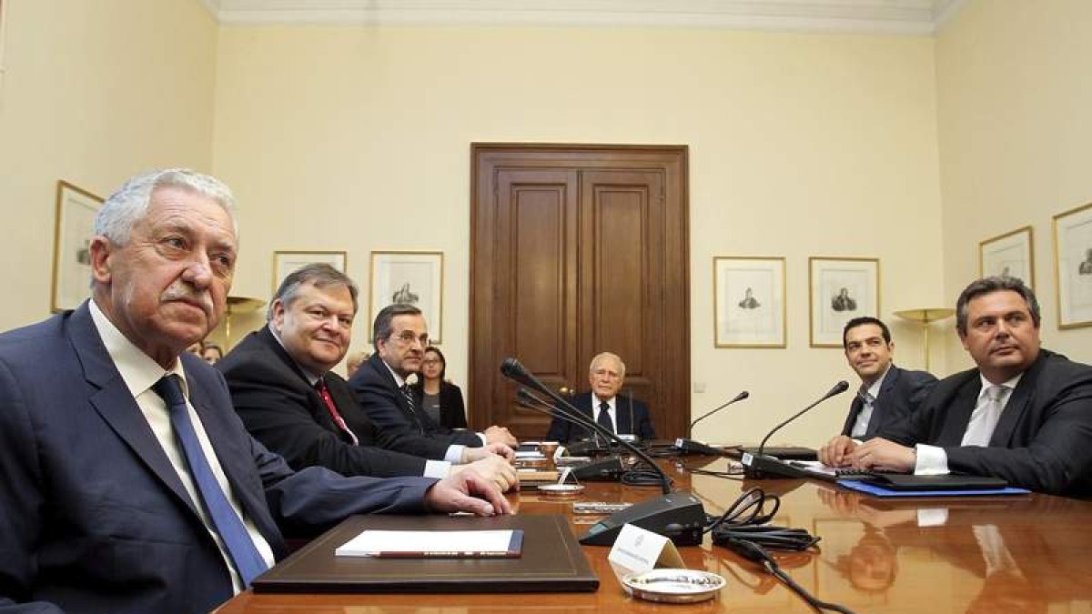 El presidente griego, Karolos Papulias, en el centro, en la reunión con algunos de los líderes.