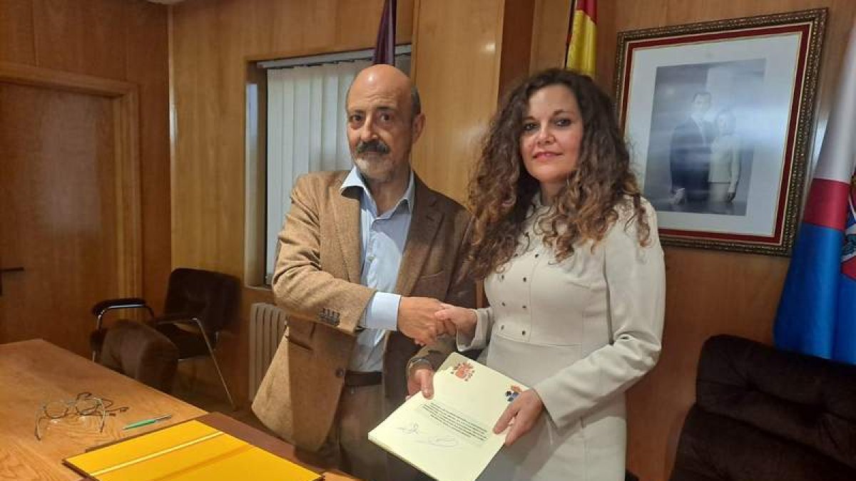 El presidente de la CHMS, José Antonio Quiroga, y la alcaldesa de Bembibre, Silvia Cao, firmaron el protocolo. C. F. C.