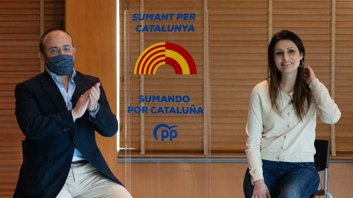 Alejandro Fernández y Lorena Roldán, ayer en la sede del PP de Barcelona. ENRIC FONTCUBERTA