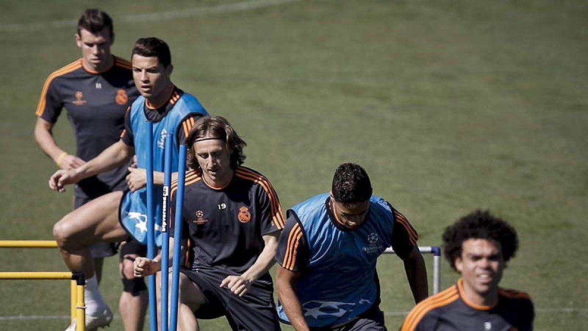 Pepe, Varane, Modric, Cristiano Ronaldo y Bale en el entrenamiento de ayer del Real Madrid.