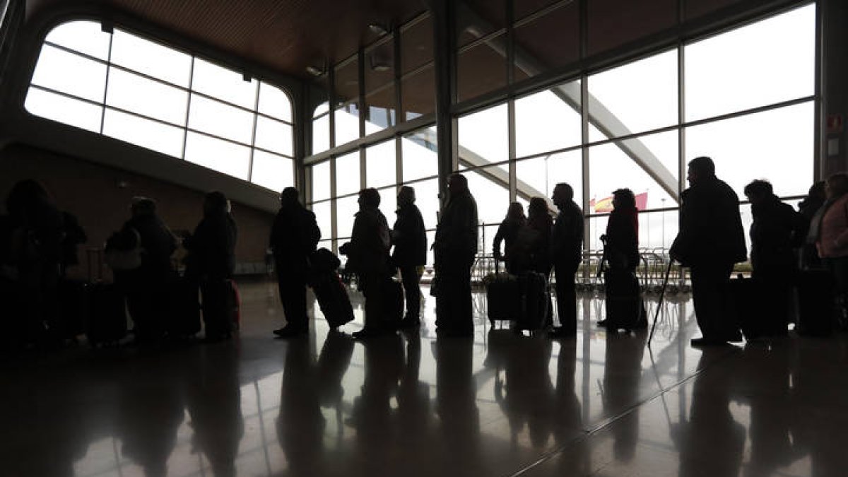 Pasajeros esperan para facturar en el aeropuerto de León. JESÚS F. SALVADORES