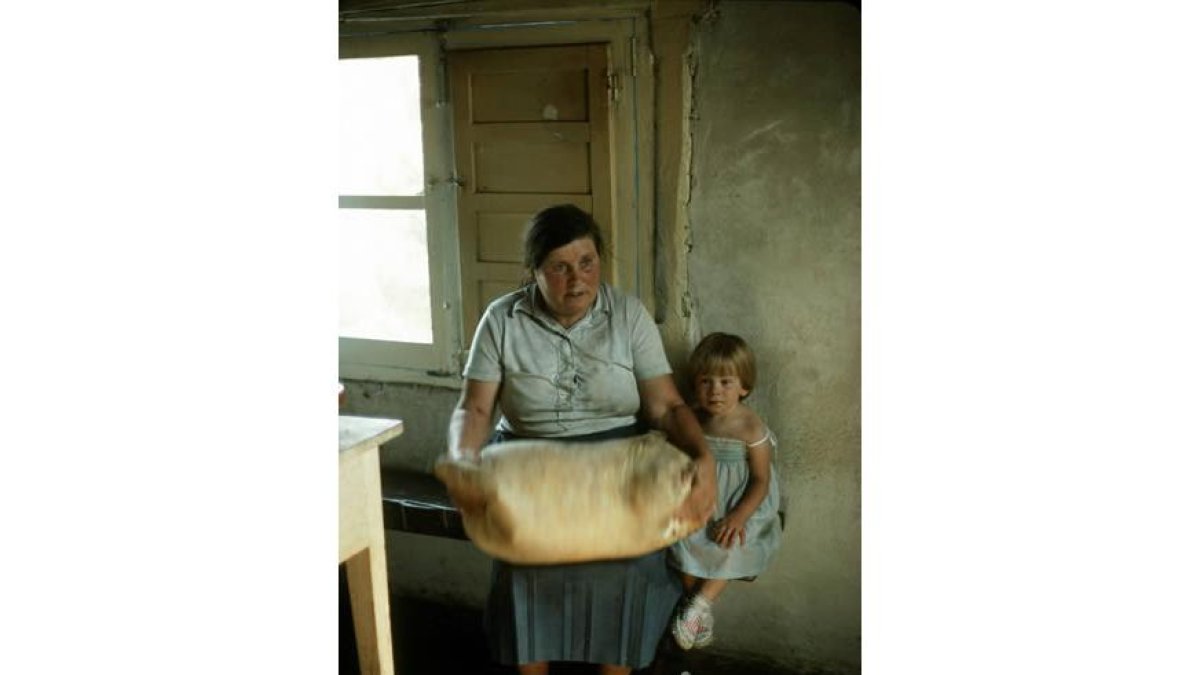 1.«Mázate lleite» recoge la imagen de una cabreiresa elaborando mantequilla en su casa.