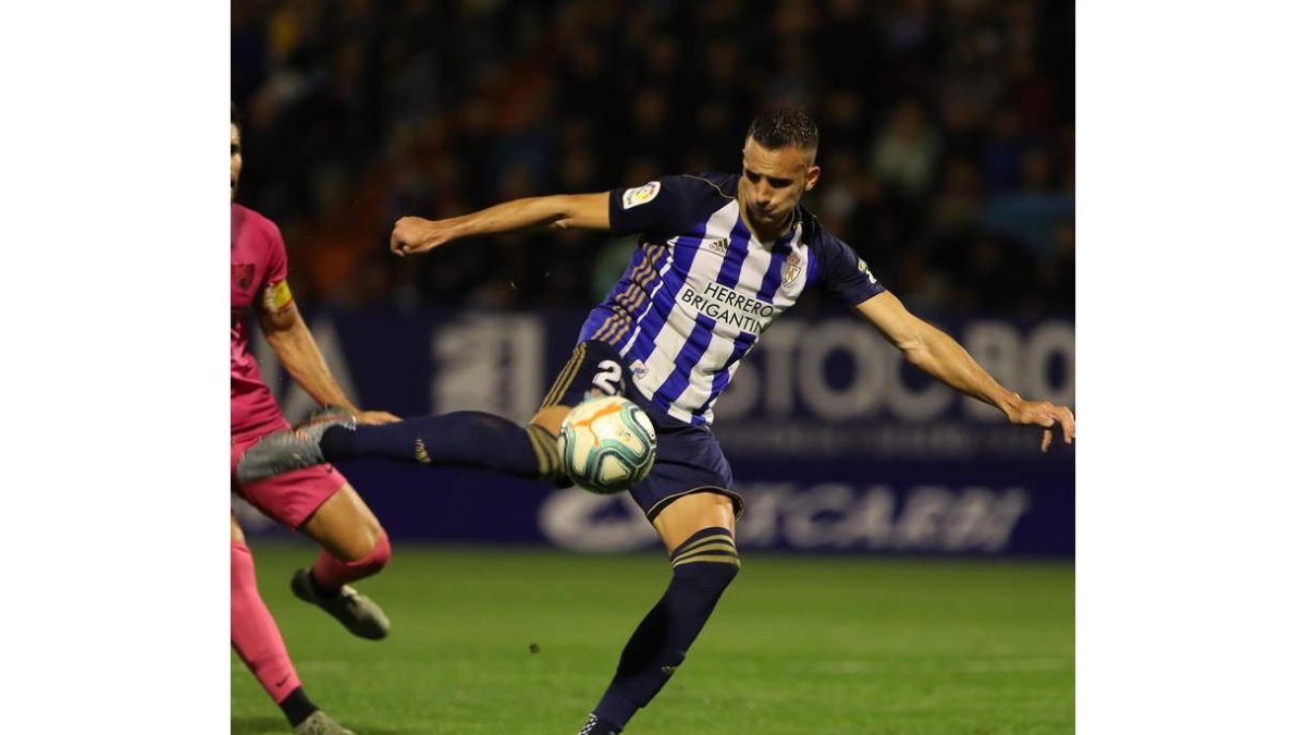 Russo se dispone a golpear el balón en uno de los últimos partidos de la Deportiva en la Liga. L. DE LA MATA