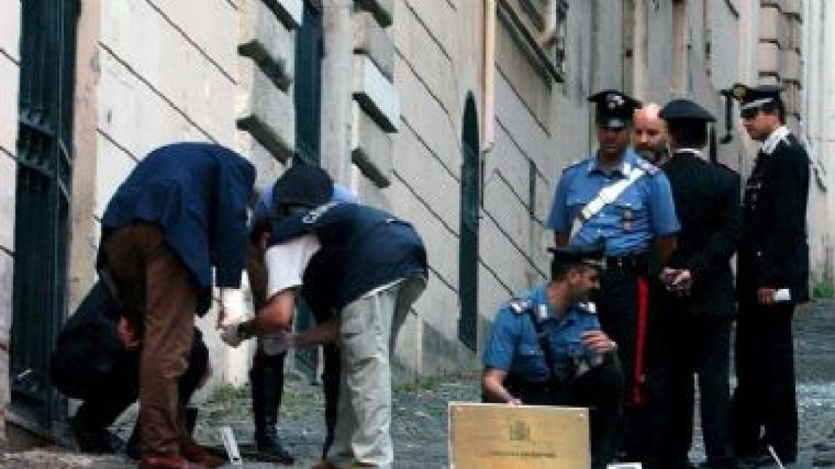 Los «carabinieri» investigan la explosión de la bomba en el Liceo