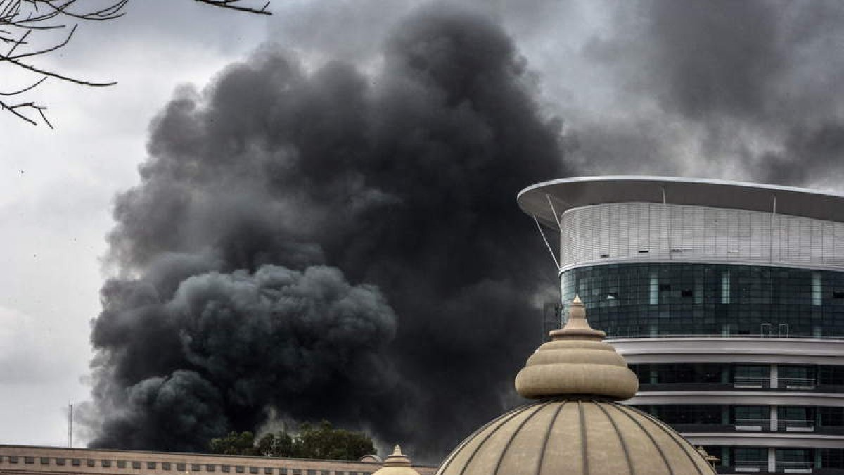 Una columna de humo sobre el centro comercial.