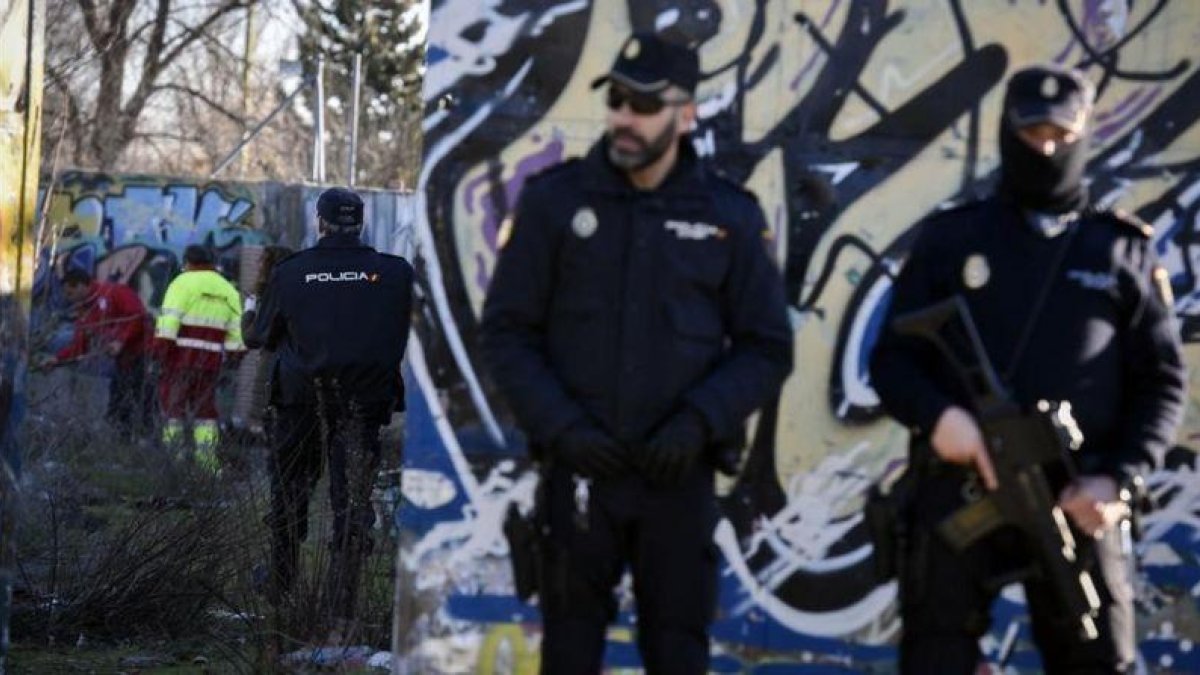 Agentes de la Policía montan guardia en las inmediaciones de la cabaña que utilizaban los dos presuntos yihadistas detenidos este miércoles.