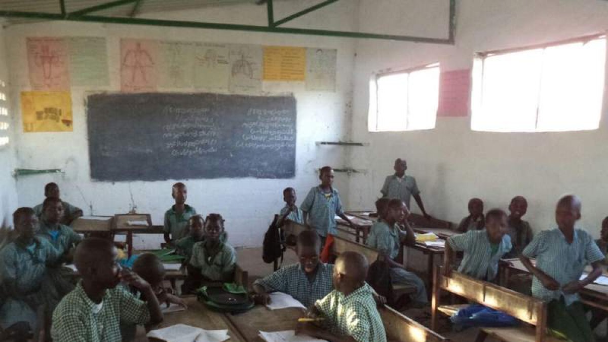 Niños de Gambia en el interior de una de las aulas del colegio restaurado, en Samba Chargie Lower. DL
