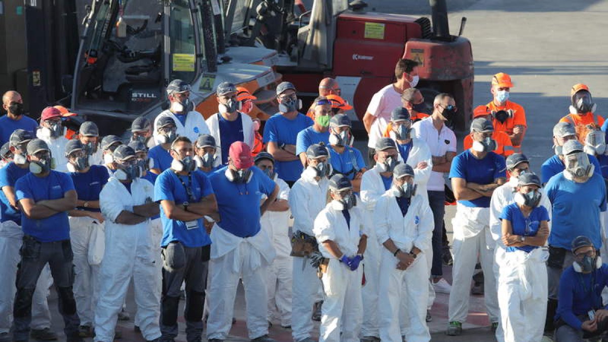 Un grupo de trabajadores de LM, durante la celebración de una asamblea el fin de semana. L. DE LA MATA