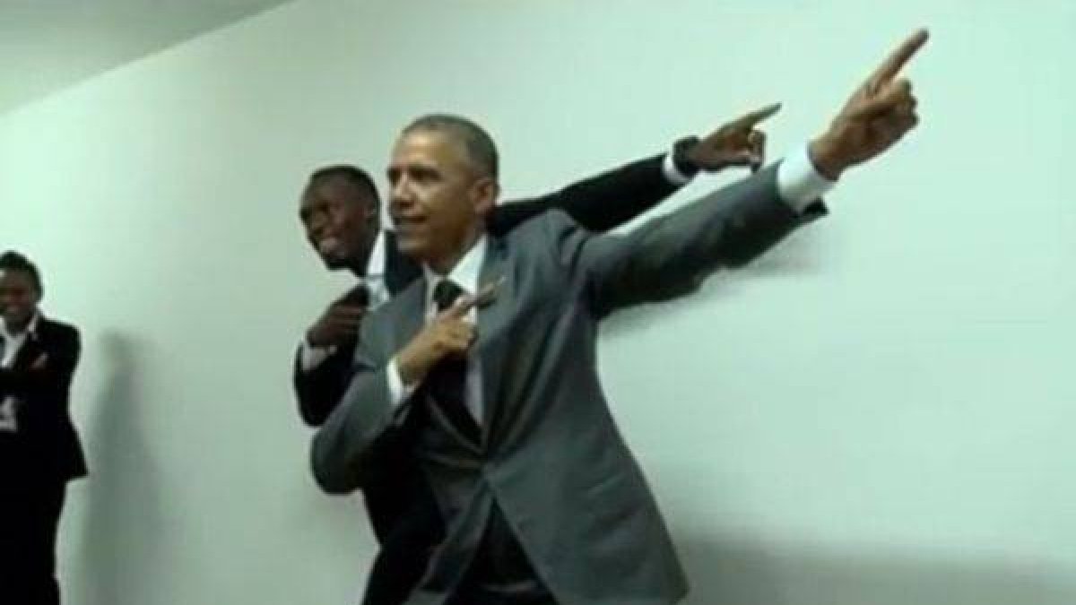 Obama alaba a Bolt y le pide que le enseñe la postura del relámpago.