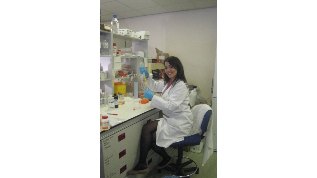 Aída Sarmiento en el laboratorio de la Universidad de Leicester