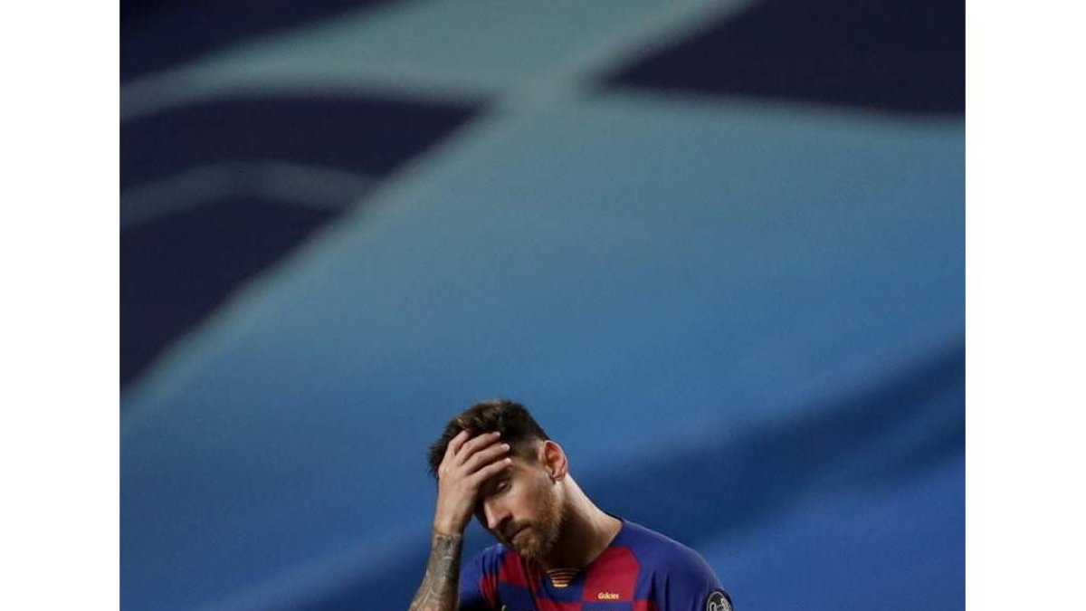 Messi se echa las manos a la cabeza tras encajar una histórica goleada en un partido en el que los catalanes rozaron el ridículo. MANU FERNÁNDEZ