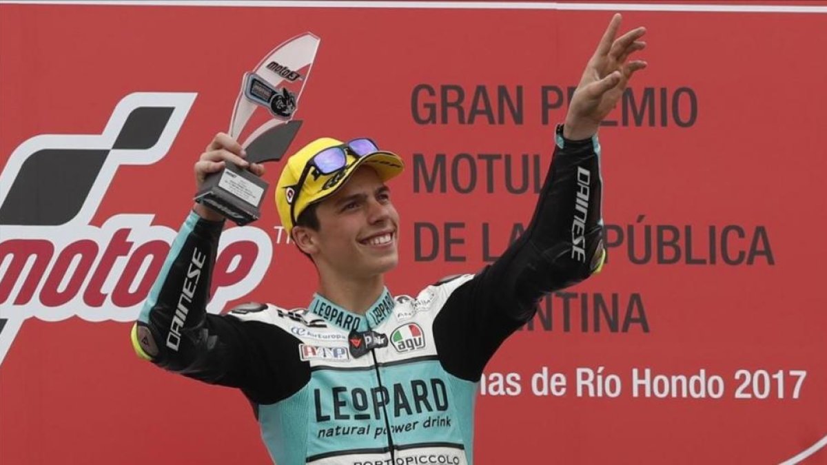 Joan Mir celebra en el podio su victoria en Moto3 en el GP de Argentina.