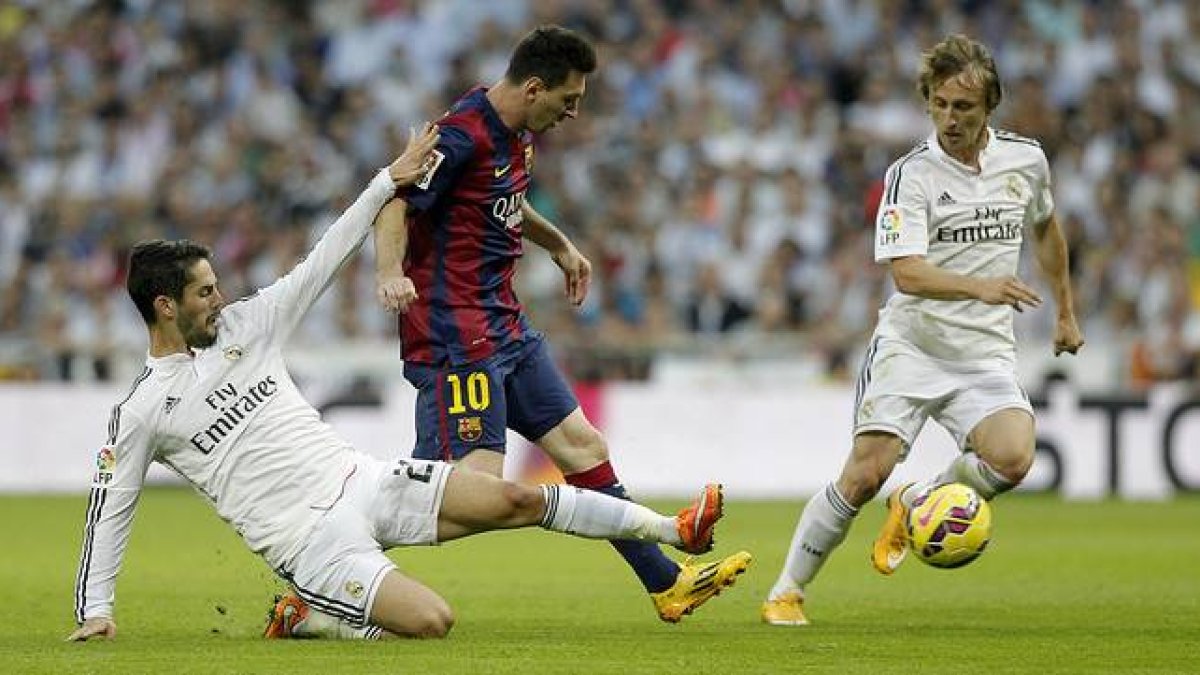 Messi, entre Isco y Modrid, en el último clásico liguero disputado en el Bernabéu, el pasado 24 de octubre.