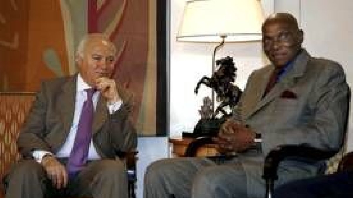 Miguel Ángel Moratinos, durante su encuentro ayer con el presidente de Senegal, Abdoulaye Wade