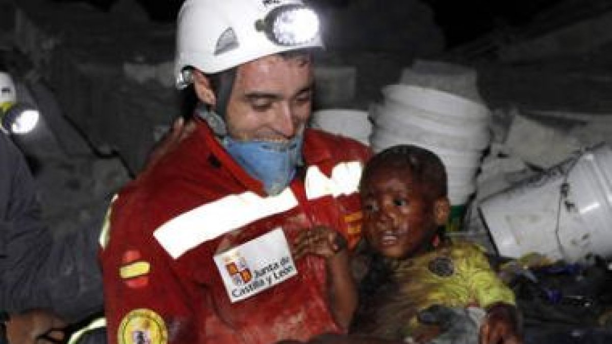 Óscar Vega con el niño al que rescató el viernes en Puerto Príncipe.