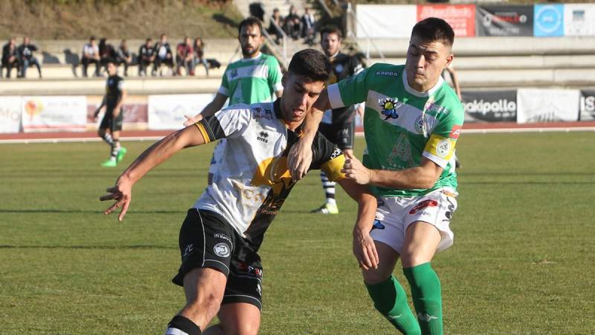 Diego, a la derecha, fue una auténtica pesadilla para la zaga del equipo salmantino. MORGAN