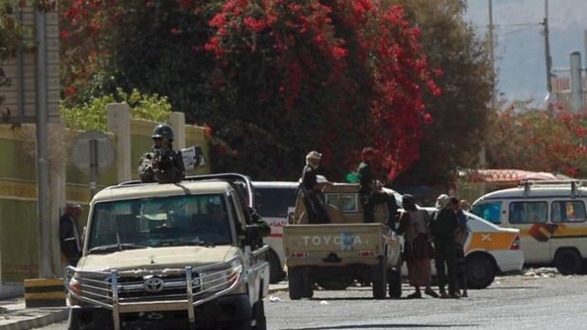Soldados yemenís toman posiciones en torno a la residencia del presidente.