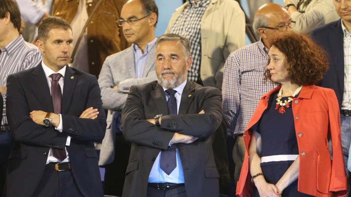 José Fernández Nieto, cariacontecido al final del partido entre el presidente del Girona y la alcaldesa de Ponferrada. L. DE LA MATA