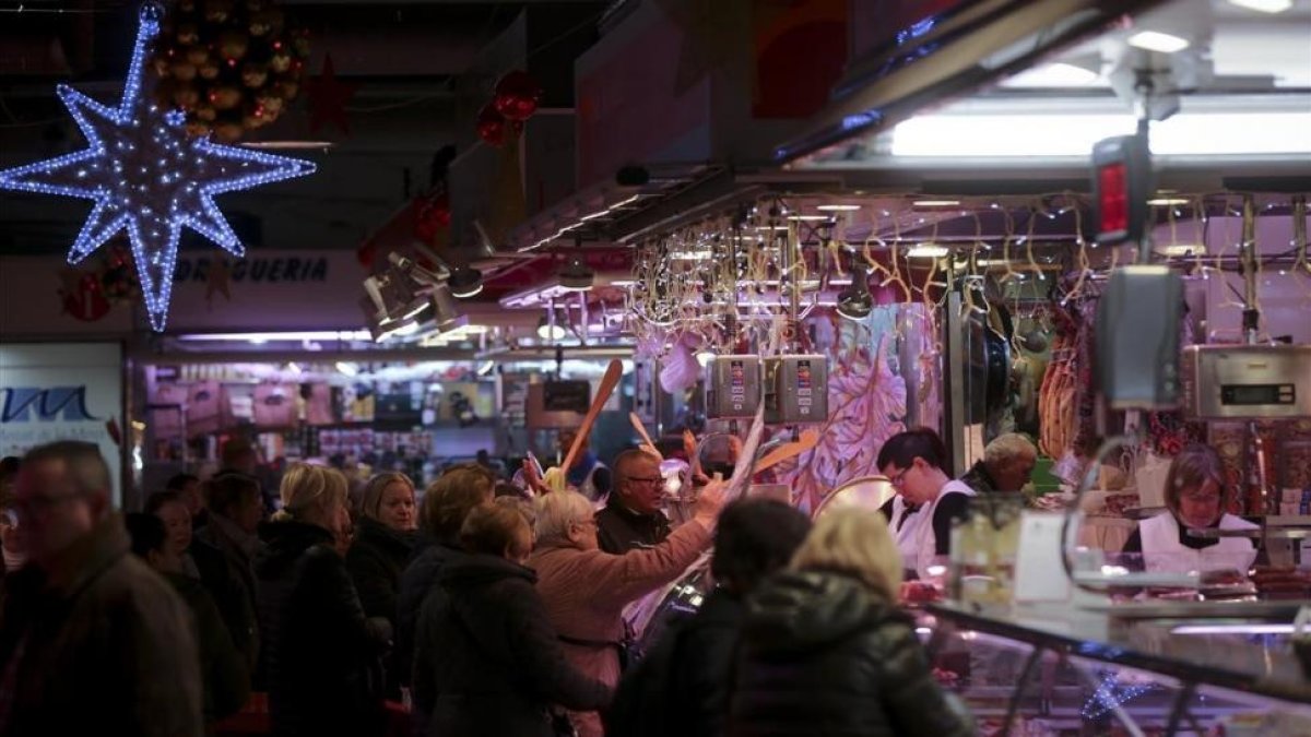 Afluencia de compradores en el mercado de la Mercè, en Nou Barris.