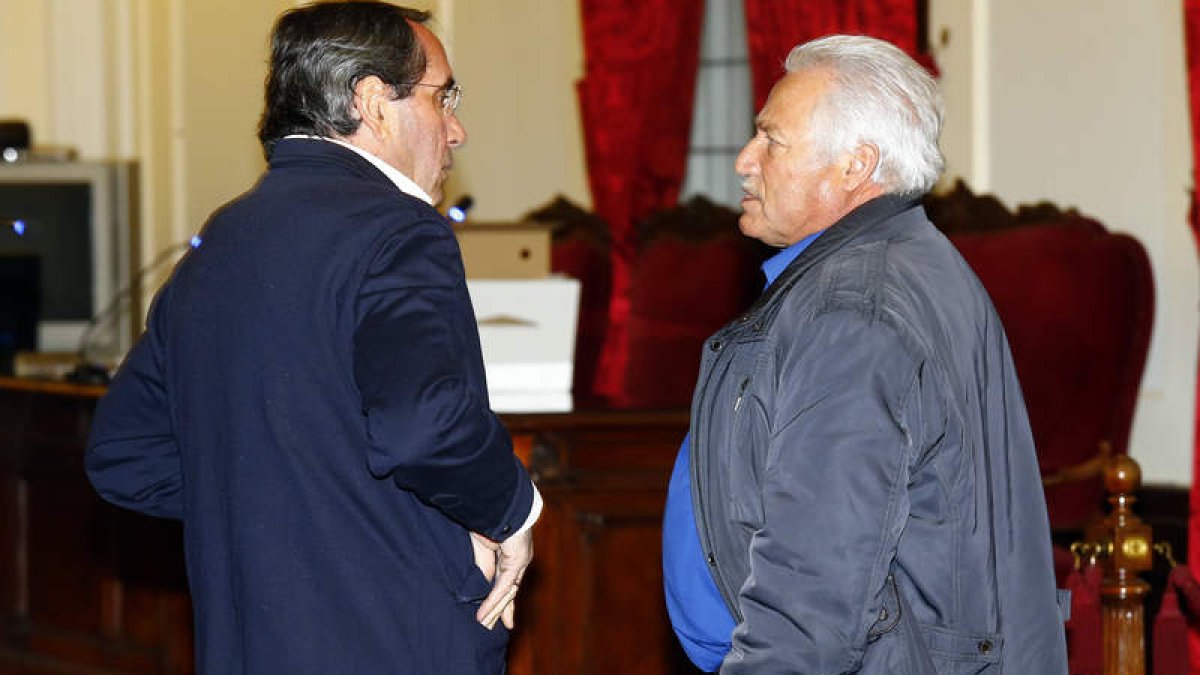 Martínez Parra y Clemades Rodríguez, ayer en la sala del tribunal de la Audiencia que juzga la cantera de Catisa.
