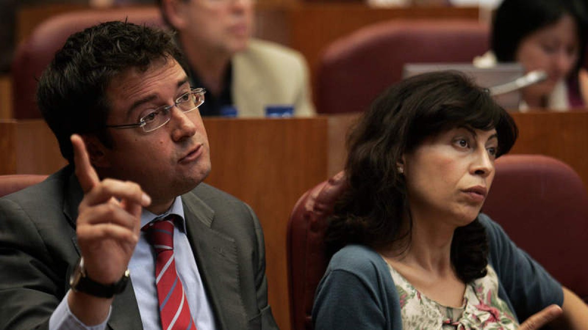 El portavoz del Grupo Socialista, Óscar López, y Ana Redondo, durante el debate.