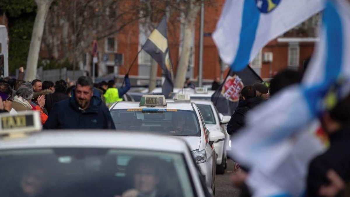 Taxistas gallegos acompañan al colectivo en Madrid, este jueves.