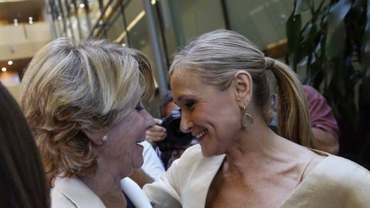 Esperanza Aguirre y Cristina Cifuentes charlan durante la primera jornada del pleno de investidura a la Presidencia de la Comunidad de Madrid.