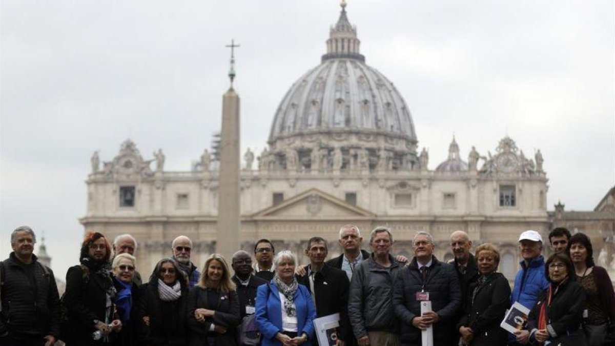 Miembros de Ending of Clergy Abuse, organización de supervivientes de los abusos sexuales en la Iglesia, este lunes en el Vaticano.