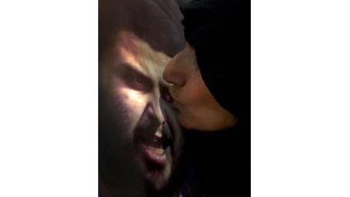 Una mujer iraquí besa un póster con la imagen del líder radical Sáder