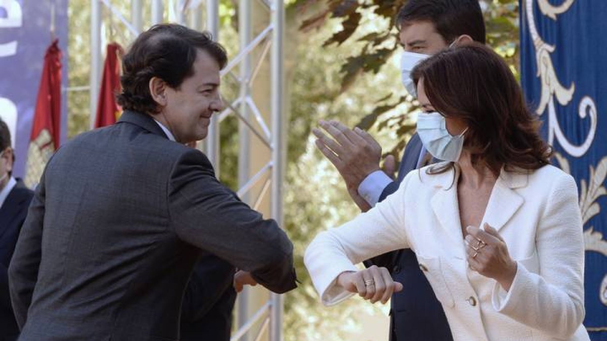 El presidente de la Junta de Castilla y León, Alfonso Fernández Mañueco (i), felicita a la nueva consejera de Empleo, Ana Carlota Amigo (d). NACHO GALLEGO