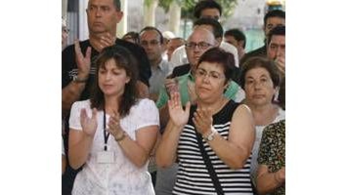 Vecinos de Torrejón aplauden tras la concentración silenciosa