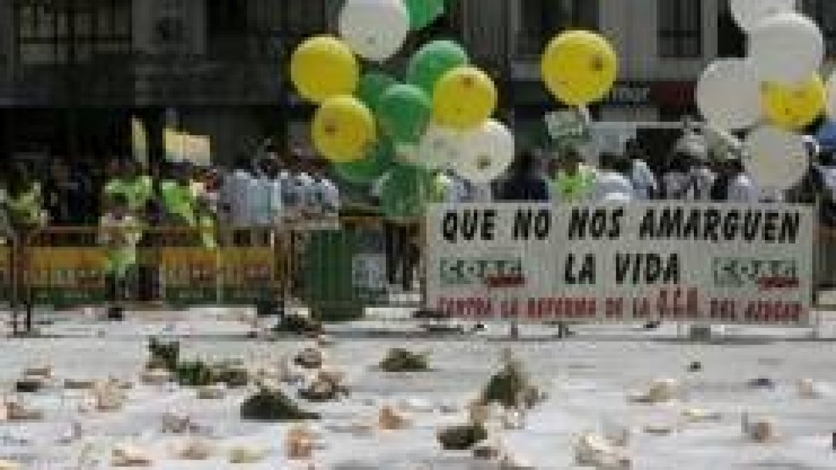 Coag sembró de remolacha y azúcar la plaza de San Marcos, en protesta contra la OCM